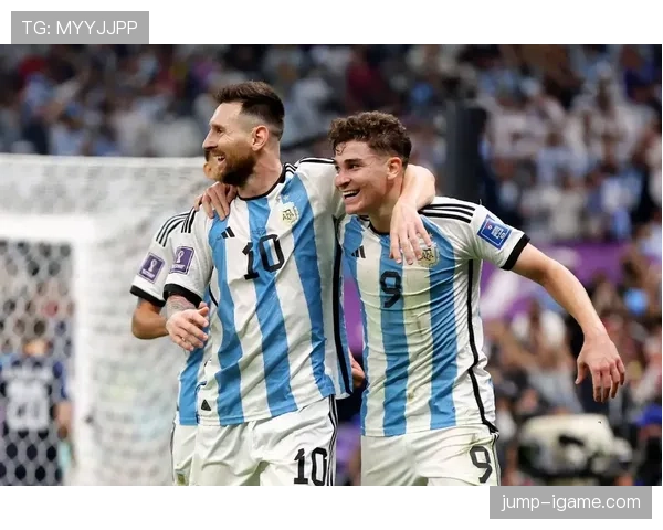 聚焦明星球员：剪影背后，揭秘绿茵场外的隐秘人生