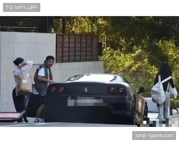 林书豪豪车旁拎着超市塑料袋，怎么看都像随手出门的邻家大哥